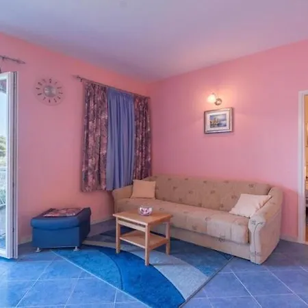 Apartment Saulan - One Bedroom With Balcony And Sea View Molunat